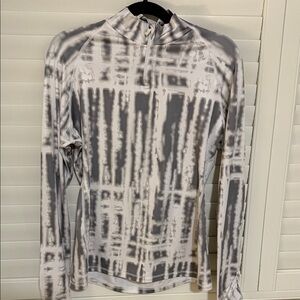 Under Armour GrayWhite Long Sleeve Tee- cold gear XL ✅Sale✅ 3 items for $30